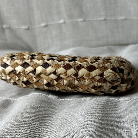 Handcrafted Uganda Made Banana Leaf & Palm Leaf Handwoven Zipper Clutch NWOT - Picture 4 of 10